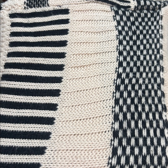 🖤💛Forever 21 Black and Cream Patterned Knit poncho size S/M oversize 🖤💛Box D - Picture 9 of 9
